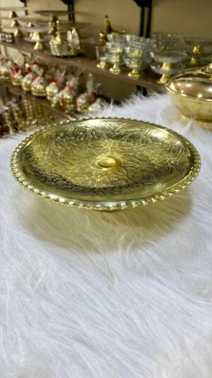 صحن نحاسي ذو قاعدة نحاسية