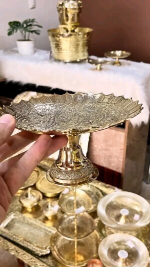 صحن نحاسي ذو قاعدة نحاسية