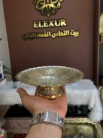 صحن نحاسي ذو قاعدة نحاسية